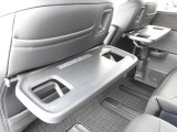 ★シートバックテーブル★おでかけの合間の休憩に便利なテーブルを運転席と助手席の背面に。ちょっとした食べ物と、ペットボトルを2本置けます。便利なスマホポケットも設置されています!