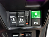 両側電動スライドドア。荷物で手が塞がる時など簡単にドアの開閉が出来ます。何より力いらずで開閉OK。女性やお年寄りにも優しい。電動機能はOFFにもできますから元気なお子様の駆け出しも安心。