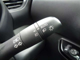 オートライトシステムは、雨天や薄暮れ時にライトが自動点灯。周囲へ自分の車を気づかれやすくします。