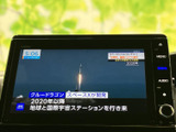 テレビ番組を画面で視聴でき、停車中の待ち時間にも映像を楽しめます。ニュースなどの番組を確認したいときにも便利で、車内で過ごす時間の活用に役立ちます。