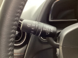 レバーをAUTOの位置にしているとき、レインセンサーが雨を感知すると、雨量に応じてワイパーが自動で作動してくれるオートワイパーを装備!設定変更で非作動にすると、間欠作動に固定されます。