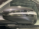 ウィンカー内蔵ドアミラーを開発したのは『メルセデス・ベンツ』です。他車からの視認性が高まり、事故の可能性を低減させています。更に、点灯部分はドライバーの視界に入らないように設計されています。
