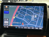 地図上に現在地や周辺の道路、施設名が表示され、目的地までの道のりを確認する際に便利です。広域と詳細の表示を使い分けながら、初めて訪れる場所への移動や普段のお出かけをサポートします。