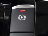 【電動パーキングブレーキスイッチ】オートホールドをONにすると、ブレーキを踏んで停車したときにペダルから足を離しても停車状態を維持!オートホールドをOFFにすることで手動解除のサイドブレーキに!