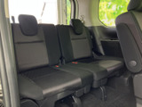 3列目にもシートとヘッドレストが備わり、後席まで乗車できる室内空間を確保しています。窓から外の様子が見え、座席の形状も確認しやすいので、ご家族やご友人との移動にも活用いただけます。