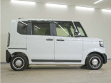 リアには左右スライドドアを採用。狭い駐車場でも開閉しやすく、強風の日でもドアが煽られにくくなっております。小さなお子さまやご年配の方も安心して乗り降りできます。