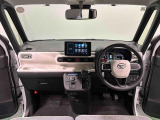 明るいコーディネートカラーに包まれた運転席空間。フロントガラス面積や位置取りが良く、Aピラーの内装色や形状にこだわることで前方・右前・左前方向の視認性がいいですよ!