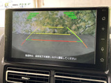 後方の映像に目安となるガイドラインが表示され、駐車時の後退確認をサポートします。画面で周囲の状況を把握しやすく、車庫入れや狭い場所での駐車にも役立つ装備です。