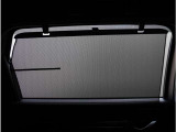 【ロールシェード】日差しや車外からの光が眩しいときにサッと引き出して使えるロール格納タイプのサンシェードを装備。後席に乗ったお子様がウトウトしだした時など、是非ご活用ください。