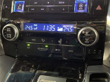 左右独立温度コントロールフルオートエアコンです。運転席、助手席それぞれで独立して温度設定ができます。