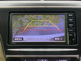 車両後方の映像にガイド線を重ねて確認できるモニターです。駐車時に周囲との距離感をつかむ手助けとなり、画面の案内を見ながら後退できるので、日常の駐車をサポートします。
