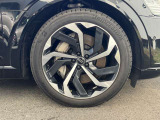 テストドライバーとエンジニアがテスト走行により、車種に応じて選定されたホイールサイズの組み合わせており、素直なハンドリングでスムーズな乗り味を実現する各車種専用デザインのアルミホイールとなっております