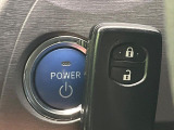 【スマートキー】カバンやポケットに入れたままでもドアの施錠・解錠が可能なスマートキーを装備。エンジンのオン・オフ時もカギを取り出す必要が無いからとっても便利です♪