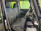 運転席まわりには十分なスペースがあり、大柄な方でもゆったり運転していただける環境です。