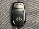 ドアの開閉時、両手が荷物で塞がっている時はキーレスでのカギの解除が大変ですよね。スマートキーはポケットやバッグに入れておけば、ノブに触れただけでロックの解除が可能です。とても便利な機能です。
