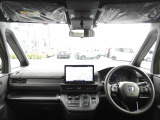 ★視界★座った瞬間に、運転しやすいと感じられる見晴らしのよさ。運転時の目印になるよう、ボンネットが見える範囲にもこだわり、車両感覚が掴みやすいデザインとなっています!