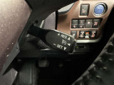 クルーズコントロール機能が付いています。 速度を設定するとアクセルを踏まなくても一定の速度で走ることができます。  高速道路ではとても便利な装置なんです。