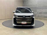 お車購入のポイントとなるフロントマスクです!シャープな目つきが印象的なデザインのヘッドランプです。