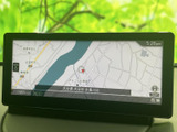 地図上に現在地や周辺の道路、施設名が表示され、目的地までの道順を確認する際に役立ちます。縮尺表示もあり、見知らぬ場所へのお出かけをサポートします。