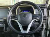 ステアリングには左右に操作スイッチが備わり、運転姿勢を保ったまま手元で各種操作ができます。表示を見ながら扱いやすく、日常の運転を便利にサポートします。
