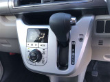 操作しやすいATシフトです。 シフトチェンジを気にしなくていいので運転だけに集中できますね。 自然と手に届くところにある、手になじむ形状のシフトノブがいいですね。