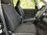 前席は座面と背もたれにゆとりを感じる形状で、運転席から前方や周囲を見渡しやすいレイアウトです。落ち着いた色合いのシートとすっきりした足元で、毎日の移動も快適にお過ごしいただけます。