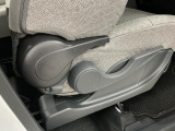 【運転席シートリフター】運転席の座面の高さを調整!視界の良い位置に高さを調整することで、運転の安全性が向上します☆