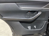 後席のパワーウィンドウスイッチとトリムデザインです。