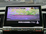 画面には車両後方の様子とガイド線が表示され、駐車時に周囲を確認する際の目安になります。画面上の案内表示も見やすく、車庫入れや切り返しの場面で役立つ装備です。