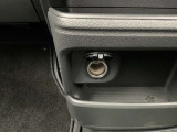 前席の12V電源アクセサリーソケットです。