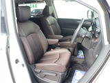 お車選びをお楽しみ頂けるよう、在庫車の展示スペースを十分に確保しております。