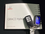 キーを持っているだけでドアハンドル横のボタンを押すとドアの施錠・開錠が行なえます。そのまま車内にキーがあればエンジンを掛けることも出来、とても便利です。
