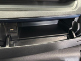 【インパネアッパーボックス】 運転席側のインパネアッパーボックスは嬉しい収納!USBソケット付きでスマホの充電もできます!