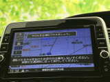 地図上に周辺の道路や地名が表示され、目的地までのルート確認に役立ちます。現在地や案内情報を画面で把握できるため、初めて訪れる場所への移動時にも便利です。