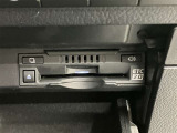 高速道路で便利な【ETC2.0】を装備しています。光ビーコン搭載で渋滞情報などナビゲーションと連動することで機能も充実いたします。他、観光施設に立ち寄るための高速料金割引サービス等もございます。