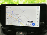 現在地周辺の道路や目印を画面上で確認でき、目的地までのルートを把握する際に便利です。拡大縮小や検索の案内も見やすく、慣れない場所へのお出かけにも役立ちます。