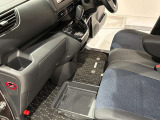 靴や小物を収納できる便利な助手席シートアンダーBOX
