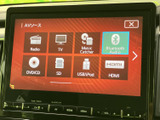 ラジオやテレビ、ディスク、Bluetoothなど、選択できる音源が一覧で表示されています。使いたい項目を画面から選べるため、ドライブ中の音楽再生にも便利です。