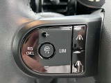 【アクティブクルーズコントロール】ドライバーが任意で設定した速度をベースに、先行車との車輛距離を維持しながら自動で加減速を行い、高速走行をサポートします。車両停止や再加速も自動で行う為、渋滞時も軽減