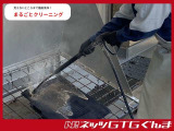 専用洗剤で汚れをしっかり除去。タイヤ・ホイールは手磨きした後、艶出ししています。