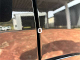 運転席側リヤドアのの淵に小傷がございます。