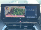 テレビ番組を画面で楽しめる装備を備えています。停車中の待ち時間などに映像を視聴でき、画面には設定項目も併せて表示されるため、必要な情報を確認しやすい構成です。