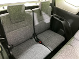後方には左右独立したシートを備え、ヘッドレストとシートベルトも確認できます。後席まで座席が続く室内で、複数人でのお出かけにも使いやすい構成です。