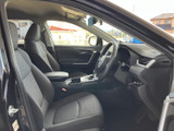 運転席まわりまで見渡しやすく、前席にゆったり腰掛けられる空間です。シートやドア内張りは落ち着いた色合いでまとまり、清潔感のある車内で快適にお過ごしいただけます。