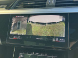 【 サラウンドビューカメラ 】車両の4つのカメラから得た映像を合成し、上空から眺めているような映像をモニターに映し出します。車両周辺の歩行者や障害物などの発見に役立ちます。