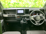運転席から見やすい位置にナビ画面が配置され、周辺の操作部もまとまっています。地図や音楽の確認がしやすく、日常の移動から初めての場所へのお出かけまで便利にお使いいただけます。