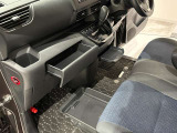 グローブボックス周り 運転席から中に収納した物をすぐに取り出せて便利です。