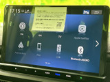 FM・AMラジオをはじめ、スマートフォン連携やUSBなど複数の音源を選べます。聴きたい音楽や番組に合わせて切り替えられ、普段のお出かけから長距離の移動まで車内時間を彩ります。