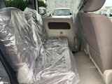 後席は頭上や足元にゆとりを感じられる空間で、同乗者も落ち着いて過ごせます。窓から外の様子を確認しやすく、シートまわりも穏やかな色合いでまとめられています。