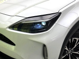 【LEDヘッドライト】悪天候や夜間走行時も良好な視界を確保し安心して運転できる高輝度LEDヘッドライトを装備!点灯速度が早く、消費電力も抑えられています。
